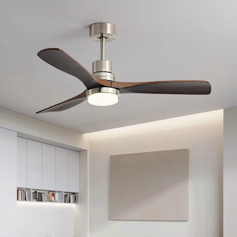 Design plafondventilator met houten bladen en LED lamp