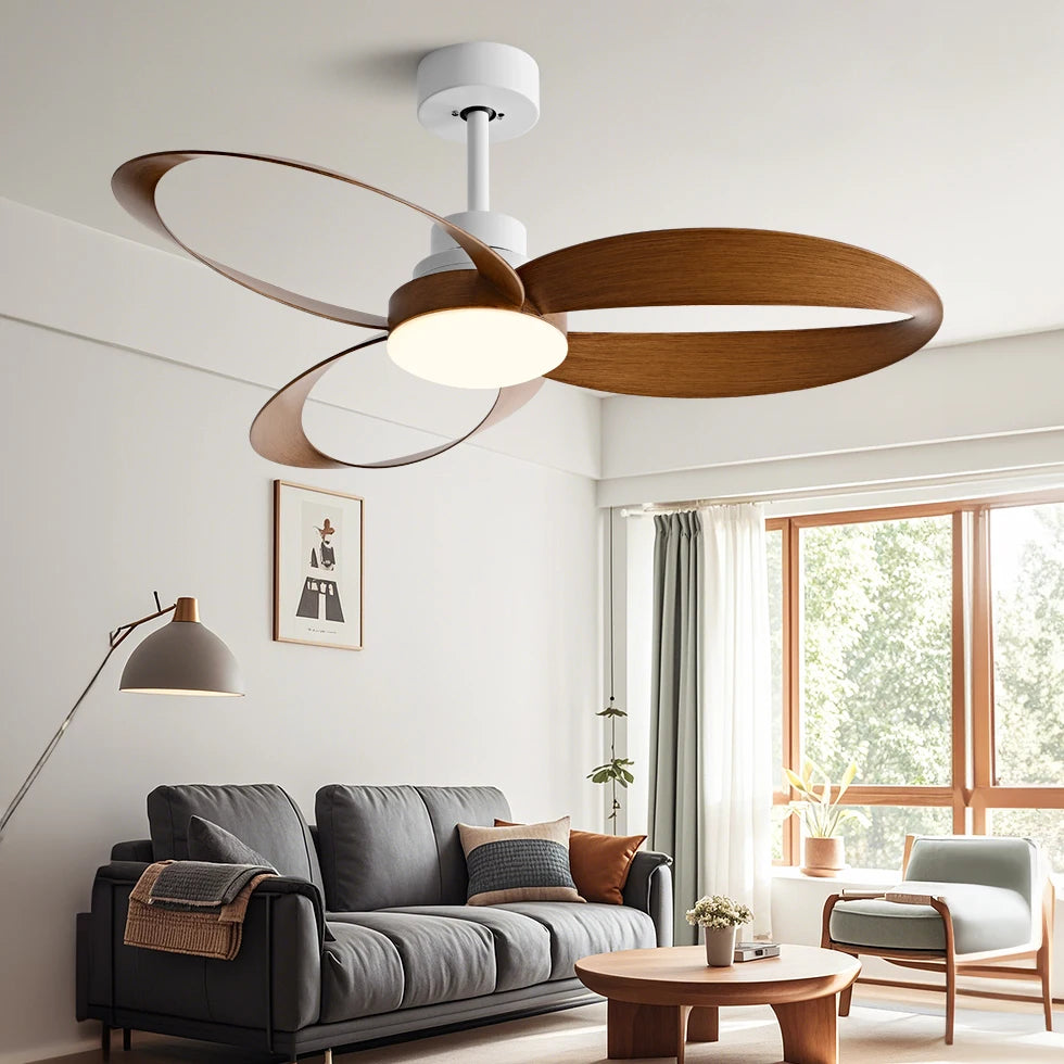 Moderne plafondventilator met lusvormige houten bladen en LED lamp