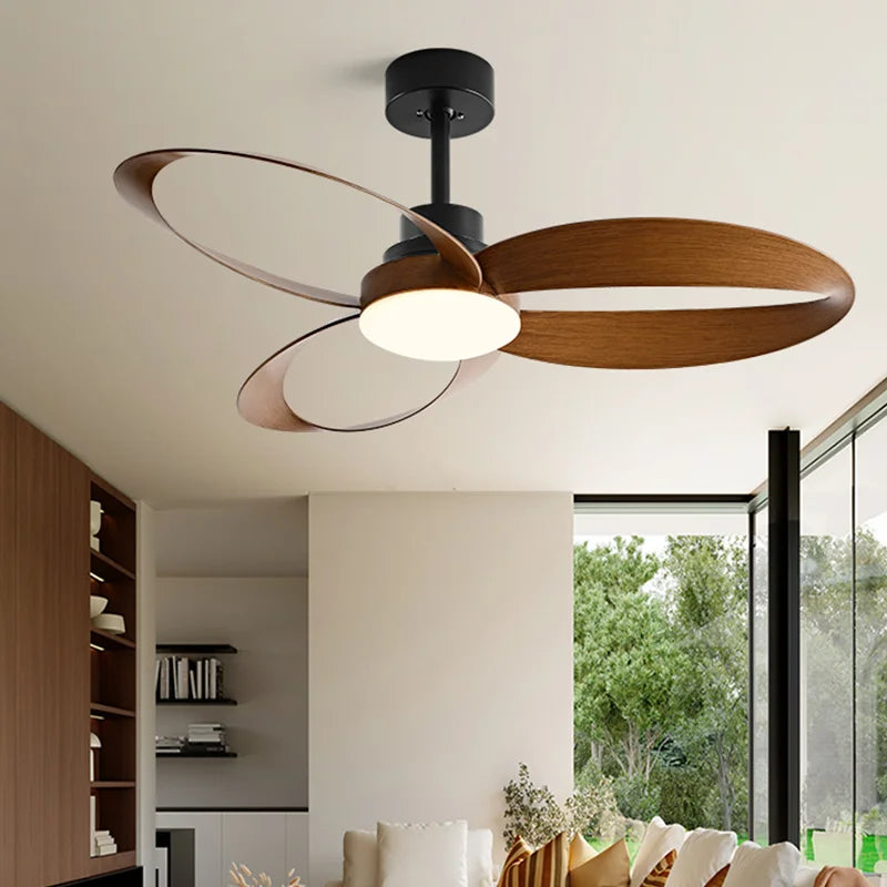 Moderne plafondventilator met lusvormige houten bladen en LED lamp